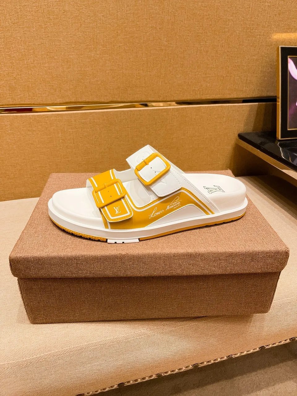 Men's shoes 💰 380 💰 New model on the market 🔥 [LV 🔥 Slippers] High-end 1:1 mold customization of first-layer cowhide, original upgraded version of the outsole, lighter and non-slip. The market's top quality, fashionable and trendy, versatile and popular, simple yet tasteful, a must-have for fashionistas, exuding a fashionable and casual atmosphere, fashion is at your feet, full of confidence, the same style at the counter 👍The season of spring and summer slippers is here, they are super beautiful to wear, 38-44, multiple colors available🔥